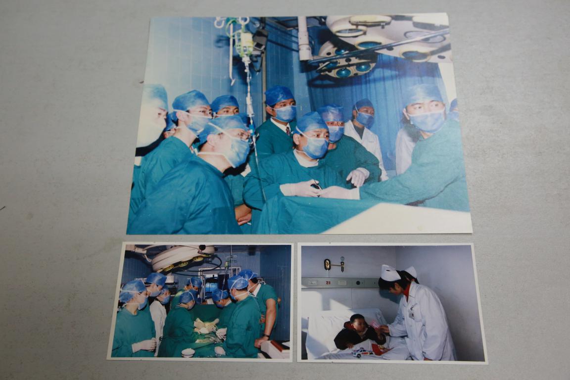 陈平主任团队为患儿行腹腔积胆囊切除术照片（合）